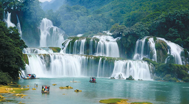 Thác Bản Giốc được mệnh danh là thác đẹp nhất Việt Nam.
