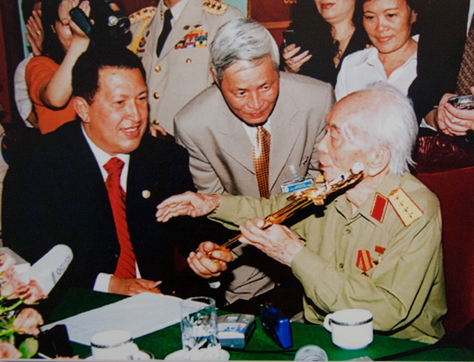 Năm 2006, trong chuyến thăm Việt Nam, Tổng thống Venezuela Hugo Chavez đã tặng đại tướng Võ Nguyên Giáp phiên bản thanh bảo kiếm của anh hùng Simón Bolívar 