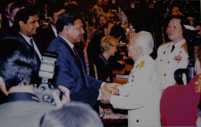 Đại tướng Võ Nguyên Giáp nói chuyện với đại biểu 150 đoàn quốc tế nhân kỷ niệm 50 năm Chiến thắng Điện Biên Phủ (Hà Nội năm 2004)