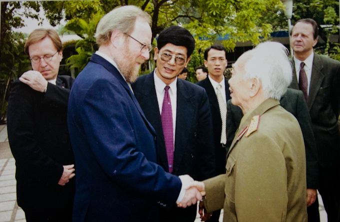 Ngày 3-12-2001, Đại tướng Võ Nguyên Giáp gặp mặt ngài Wolfgang Thierse, Chủ tịch Quốc hội nước Cộng hòa Liên bang Đức