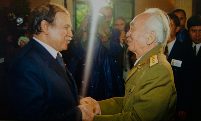 Đại tướng Võ Nguyên Giáp tiếp Tổng thống Algeria Abdelaziz Bouteflika tại Nhà khách Chính phủ ngày 16-10-2000