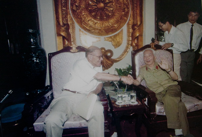 Đại tướng tiếp Cựu Bộ trưởng Quốc phòng Mỹ Robert McNamara năm 1995. Trong dịp gặp các phái đoàn Mỹ, đại tướng đã giải thích cho họ hiểu rõ hơn về chiến tranh nhân dân Việt Nam: Vị tướng giỏi nhất Việt Nam là nhân dân Việt Nam, dân tộc Việt Nam. Người Mỹ thua Việt Nam bởi vì chưa hiểu vị tướng ấy