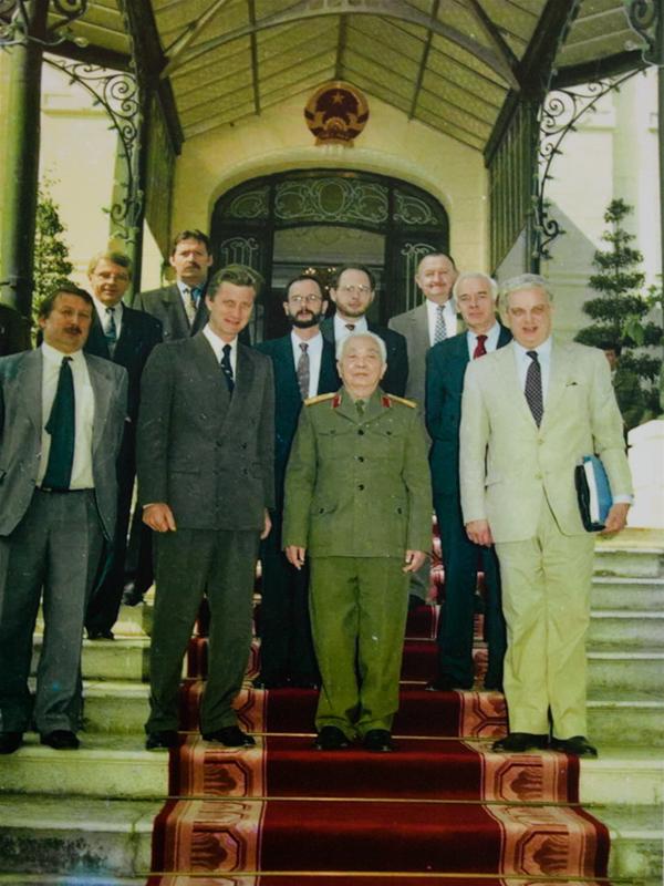 Ngày 5-12-1994, Đại tướng Võ Nguyên Giáp tiếp Thái tử Bỉ Phillippe sang thăm hữu nghị Việt Nam