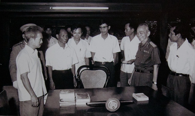 Đại tướng Võ Nguyên Giáp đưa đoàn đại biểu cấp cao Campuchia do Chủ tịch Heng Samrin làm trưởng đoàn thăm nơi ở và làm việc của Chủ tịch Hồ Chí Minh (23-8-1979)