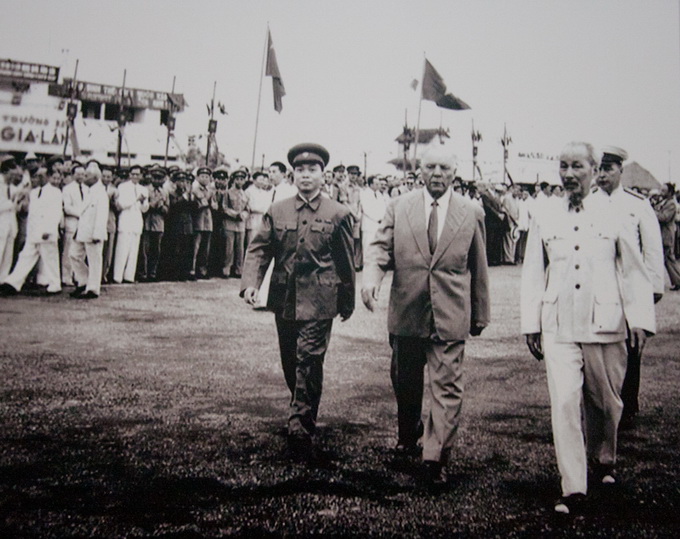 Chú tịch Hồ Chí Minh và Đại tướng Tổng tư lệnh Võ Nguyên Giáp tiếp ông Kliment Voroshilov, Chủ tịch Đoàn Chủ tịch Xô Viết tối cao Liên Xô ngày 20-5-1957