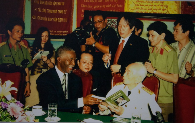 Đại tướng Võ Nguyên Giáp tặng sách cho tổng thống Nam Phi Thabo Mbekia (2007)