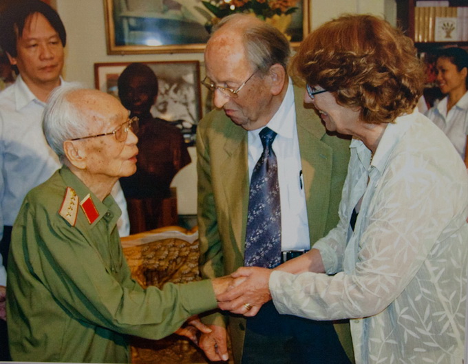 Ngày 2-9-2007, Ông Raymond Aubrac, người bạn thân thiết của nhân dân Việt Nam cùng con gái Elizabeth, con nuôi của chủ tịch Hồ Chí Minh thăm Đại tướng Võ Nguyên Giáp tại nhà riêng. (Ông Aubrac là quan chức chính phủ Pháp đã mời Chủ tịch Hồ Chí Minh cùng đoàn đại biểu Việt Nam về ở tại nhà ông trong chuyến thăm Pháp năm 1946)
