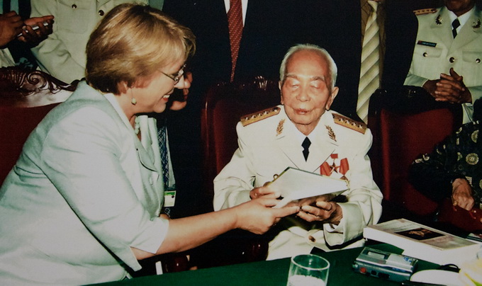 Đại tướng Võ Nguyên Giáp tặng sách cho bà Tổng thống Chile Michelle Bachelet (17-11-2006)