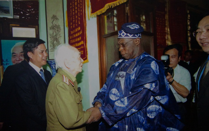 Ngày 18-4-2005, ngài Olusegun Obasanjo, Tổng thống Cộng hòa Liên bang Nigeria tới thăm Đại tướng Võ Nguyên Giáp