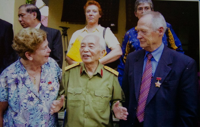 Ngày 1-9-2004, Đại tướng Võ Nguyên Giáp tiếp 2 người bạn Pháp thân thiết của nhân dân Việt Nam là Henri Martin và Raymond Dien