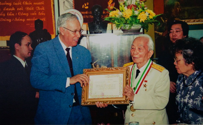Ngày 7-5-2004, tại Hà Nội, ngài Mohamed Cherif Abbas, Bộ trưởng Cựu chiến binh Algeria đã trao tặng Huân chương Hữu nghị Độc lập của Nhà nước Algeria cho Đại tướng Võ Nguyên Giáp nhân kỷ niệm 50 năm Chiến thắng Điện Biên Phủ