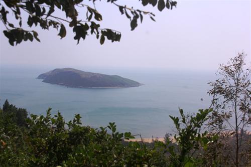 Từ trên đỉnh Thọ Sơn nhìn xuống vũng Chùa và đảo Yến như một bức tranh sơn thủy hữu tình - Ảnh: Nguyên Linh