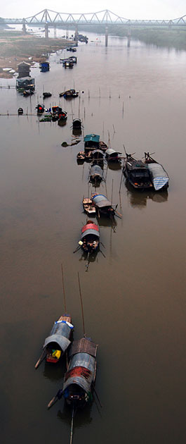 Bến sông (vẻ đẹp lãng mạn của cầu Long Biên được nhìn từ cầu Chương Dương)