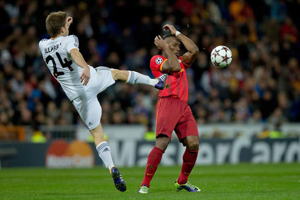 Drogba (phải) sẽ không bỏ qua cơ hội ghi bàn vào lưới Chelsea - Ảnh: AFP