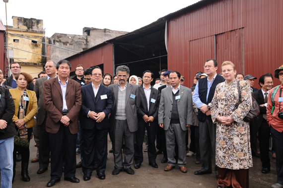 Bà Katherine Muller Marin -Trưởng Đại diện Văn phòng UNESCO tại Hà Nội và đoàn đại biểu thăm quan khu lò gốm bầu cổ.