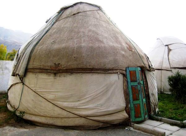Những chiếc lều kiểu này là biểu tượng cho văn hóa của khu vực Trung Á, tuy nhiên khi được biến thành những khách sạn, chúng khá tiện nghi và được trang hoàng bằng những đồ vật mang họa tiết đậm chất du mục.