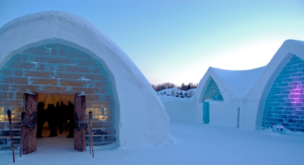 Tồn tại trong mùa đông và sau đó tan chảy vào mùa xuân, khách sạn băng ở Thổ Nhĩ Kỳ được xây dựng hoàn toàn từ băng và tuyết bao gồm những bức tường, các đồ dùng, gara để xe hơi và thậm chí là cả giường ngủ. 