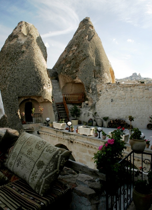 Khu vực Cappadocia ở Thổ Nhĩ Kỳ sẽ mang đến cho du khách một khung cảnh hết đặc biệt. Đây là nơi quy tụ của những ngọn núi giống như những chiếc ống khói. Tuy nhiên, bên trong những ngọn núi này là các khách sạn được xây dựng ngay trong các hang động.