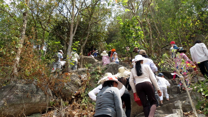 Tháng Giêng lên núi hành hương