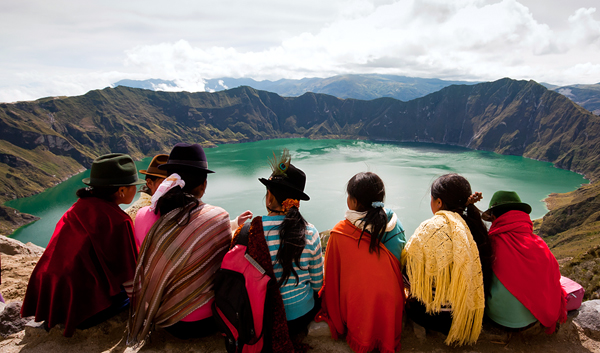 2. Hồ Quilotoa, Ecuador Các bé gái đội mũ và khăn choàng truyền thống tại hồ Quilotao