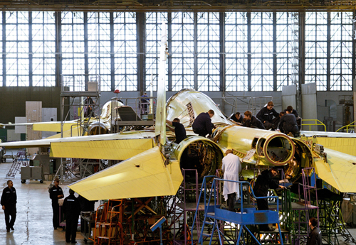 Hơn 6.000 nhân viên và chuyên gia tham gia chế tạo và sản xuất Su-34 tại nhà máy của Chkalov Novosibirsk.