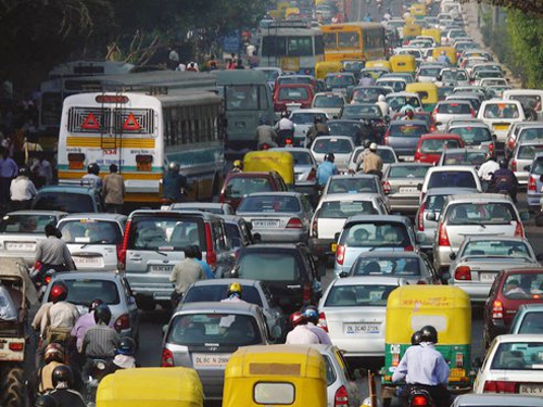 Với số lượng xe cộ khổng lồ lưu thông trên đường, chính phủ Ấn Độ quyết định làm gì đó. Kết quả là 125% thuế gián thu dành cho bất cứ mẫu xe nào sử dụng động cơ dầu.