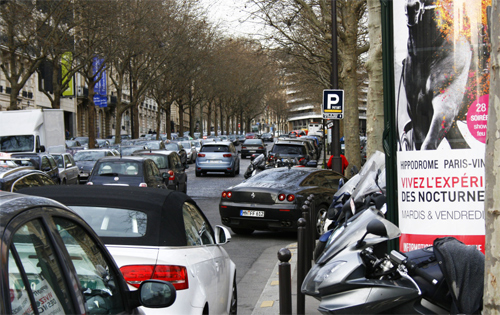 Tại Pháp, mua một chiếc xe mới với mức khí thải CO2 lớn hơn 200 g/km có nghĩa khách hàng phải trả thêm 8.300 USD. Xe có mức khí thải từ 191 đến 200 g/km tốn thêm 6.900 USD và từ 186 đến 190 g/km chỉ phải trả thêm 4.200 USD.