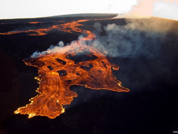 Núi lửa lớn nhất thế giới ở Hawaii có dấu hiệu "thức giấc"