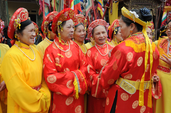 Xuất hiện trong không gian văn hóa lễ hội, trang phục truyền thống đã góp phần  bảo tồn, kế thừa và phát huy những giá trị truyền thống của dân tộc.