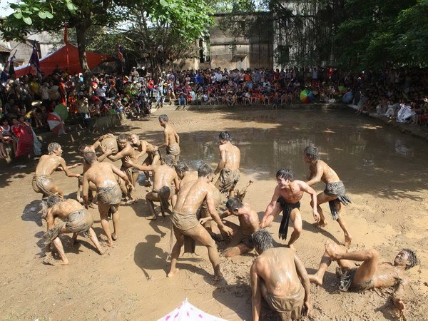 Trận vật cầu đầu tiên trước của đền làng trong ngày khai hội.