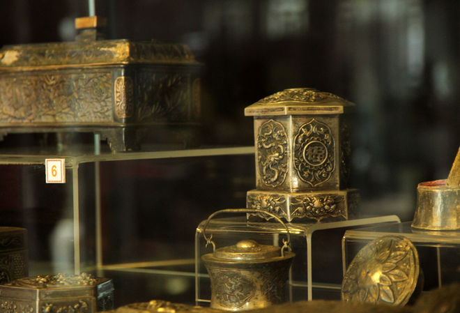 Hiện bảo tàng này cũng sở hữu nhiều đồ thủ công mỹ nghệ bằng vàng, ngọc, ngà voi... thời Nguyễn.