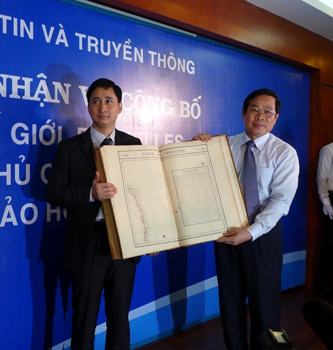 Bộ trưởng Bộ Thông tin và Truyền thông Nguyễn Bắc Son tiếp nhận bộ Atlas  khẳng định chủ quyền của Việt Nam