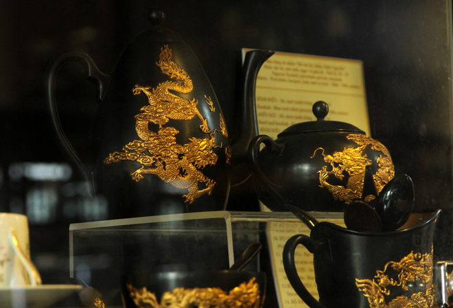 Nhiều cổ vật được làm tinh xảo. Bảo tàng còn có bộ sưu tập đồ sứ ký kiểu thời Nguyễn, gồm các vật phẩm bằng sứ phục vụ sinh hoạt của hoàng gia, triều đình.