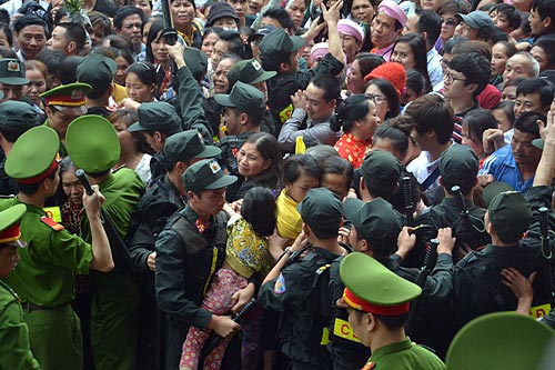 Lực lượng cảnh sát cơ động bố trí nhiều vòng để đảm bảo an ninh tuyệt đối cho lễ dâng hương