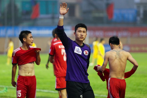 Thủ thành Tuấn Linh xin lỗi hơn 100 cổ động viên Than Quảng Ninh đã không quản công theo cổ vũ đội bóng