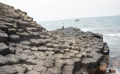 Những khối đá như hàng vạn bát đĩa xếp chống lên nhau