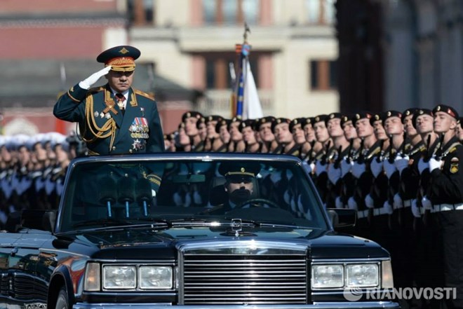 Bộ trưởng Quốc phòng Nga Shoigu duyệt đội nghi lễ