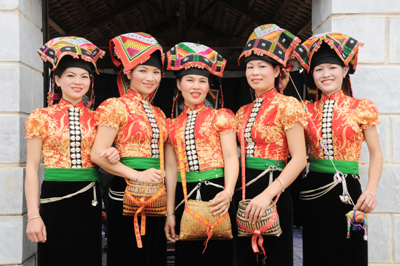 Trang phục dân tộc Thái với những gam màu nguyên bản có sự tương phản giữa mầu váy và áo.