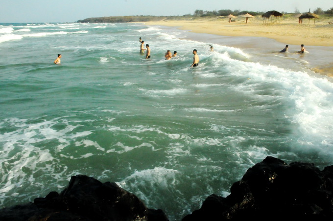 Biển xanh cát vàng trải dài của Bãi Xép cuốn hút du khách hòa mình vào muôn con sóng bạc đầu