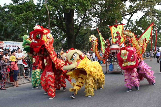 Đoàn Việt Nam biểu diễn múa lân tại lễ hội đường phố trên đường Trần Hưng Đạo (Huế)