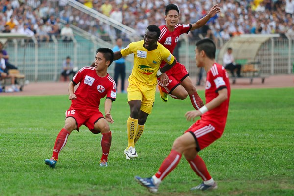 Nhưng hàng thủ của Than Quảng Ninh đã chơi rất ấn tượng trong 30 phút đầu. Họ liên tục bẽ gãy các cơ hội của Thanh Hóa