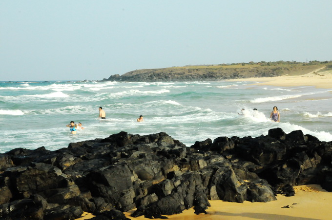 Bãi Xép được bọc giữa hai bãi đá đen tạo nên bãi biến sóng êm lý tưởng cho du khách thỏa sức tắm biển
