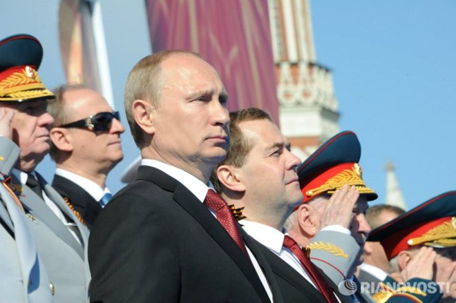 Tổng thống Nga Vladimir Putin và Thủ tướng Dmitry Medvedev tham dự lễ duyệt binh trên quảng trưởng Đỏ