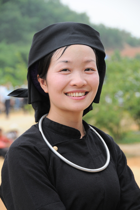 Trang phục người Tày với gam mầu đen hoặc chàm thể hiện sự kín đáo, dịu dàng của người phụ nữ.