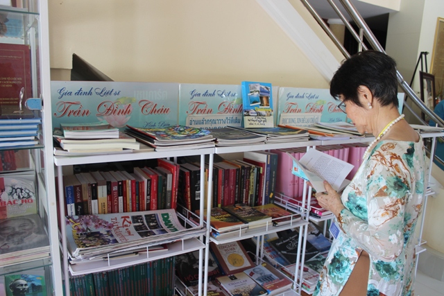 Khu di tích còn nhận được nhiều sách, tư liệu, hình ảnh về Chủ tịch Hồ Chí Minh. Do đó, đến với nơi này, du khách còn có thể trực tiếp tham khảo và nghiên cứu nhiều tư liệu quý với mô hình “thư viện thu nhỏ” như thế này