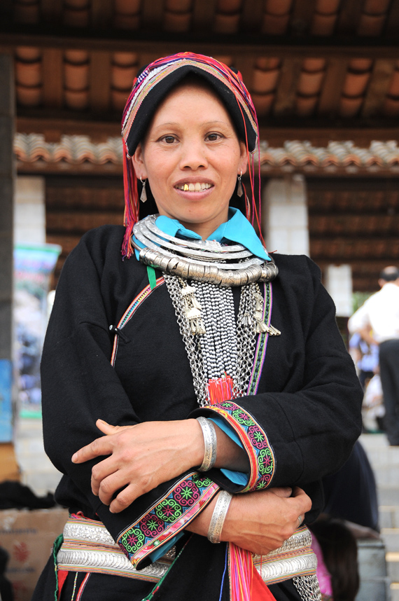 Đi liền với trang phục là trang sức, yếu tố không thể thiếu tạo nên chỉnh thể hài hoà trong quan niệm về cái đẹp của phụ nữ dân tộc Mông.
