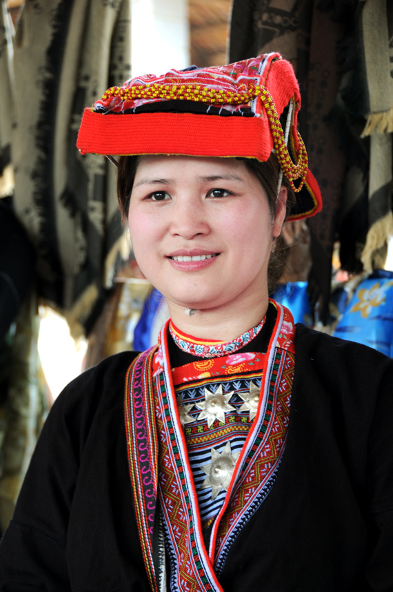 Trang phục dân tộc Dao đỏ với các họa tiết dân gian sinh động.