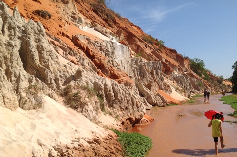 Ở Mũi Né còn có  một dòng suối ấn tượng bởi dòng nước đỏ cam đẹp mắt với tên gọi suối Tiên