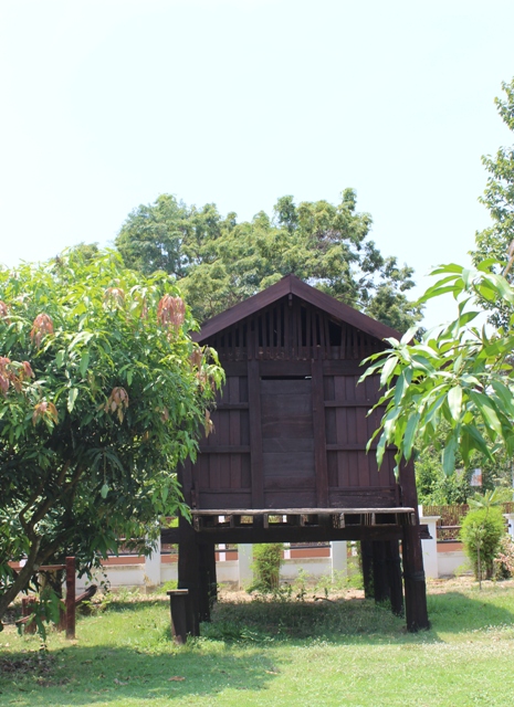 Kho thóc được phục dựng lại trên chính vị trí và hình dạng ban đầu - trước kia đã từng là nơi cất giữ lương thực cho dân làng ở đây, trong đó có cả cộng đồng người Việt