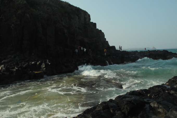 Bãi đá đen vươn dài ra biển Bãi Xép, nơi ghi hình lý tưởng cho nhiều tay máy mê săn ảnh đẹp